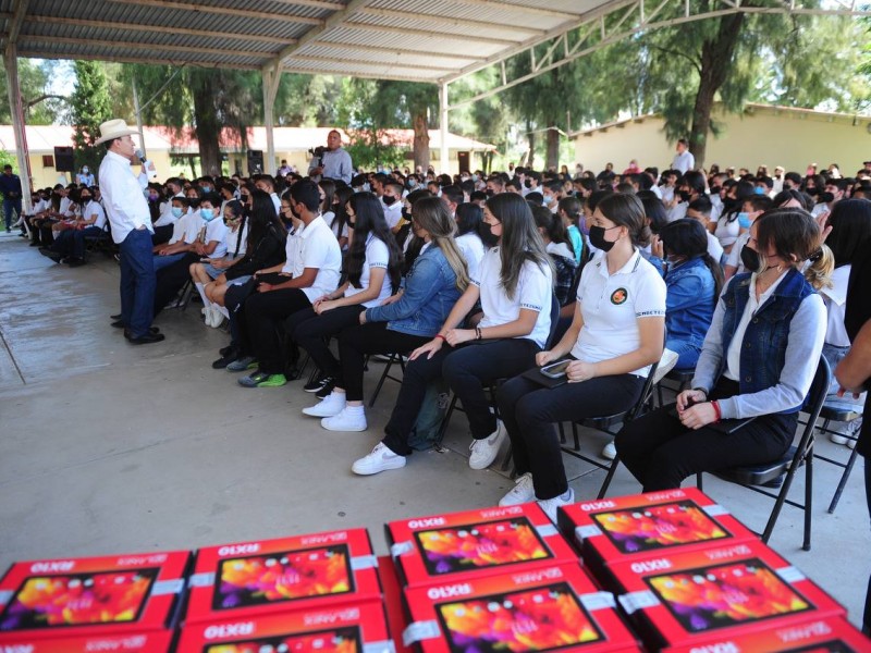 Entrega gobernador Alfonso Durazo tablets a estudiantes
