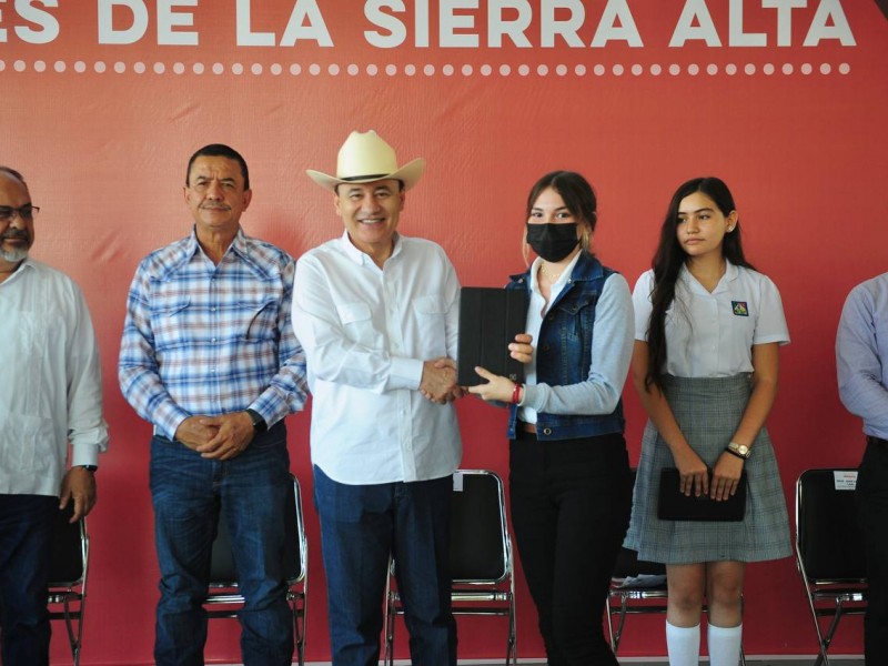 Entrega gobernador Alfonso Durazo tablets a estudiantes