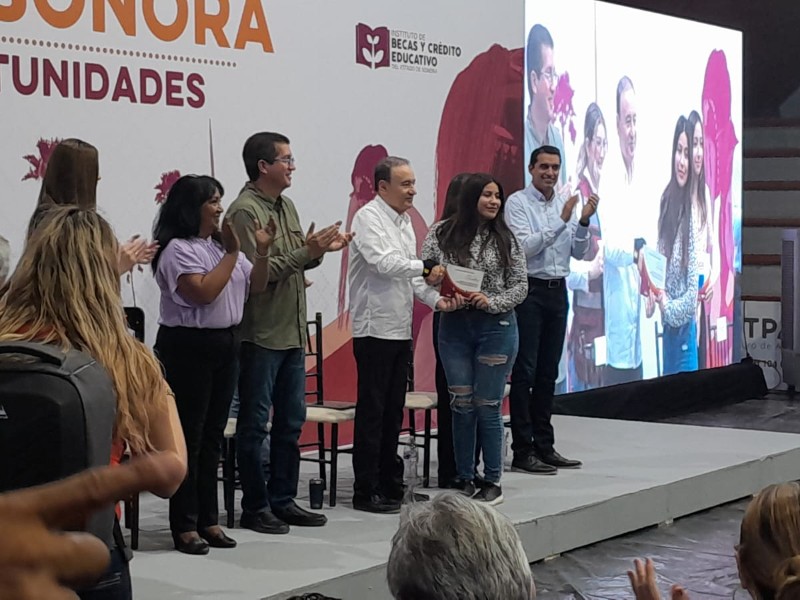 Entrega gobernador becas a  jóvenes en gira en sur de Sonora