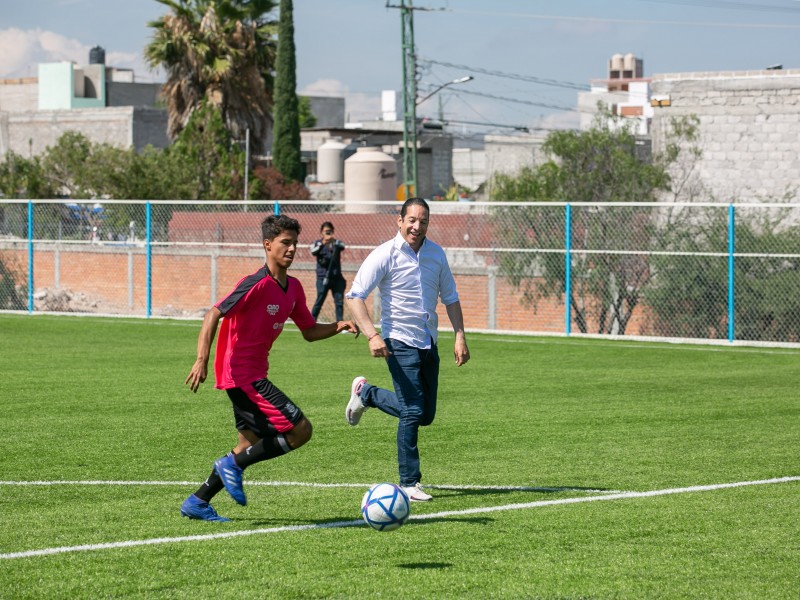 Entrega Gobernador cancha de futbol en COBAQ 17