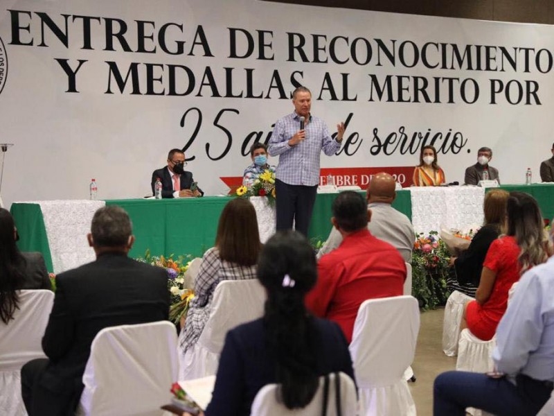 Entrega Gobernador reconocimientos a trabajadores del STASE