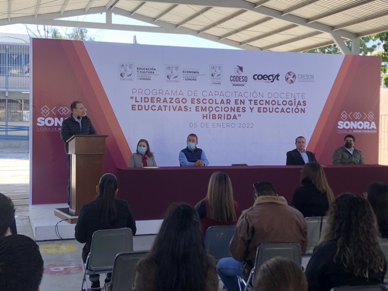 Entrega Gobernador tabletas para personal docente