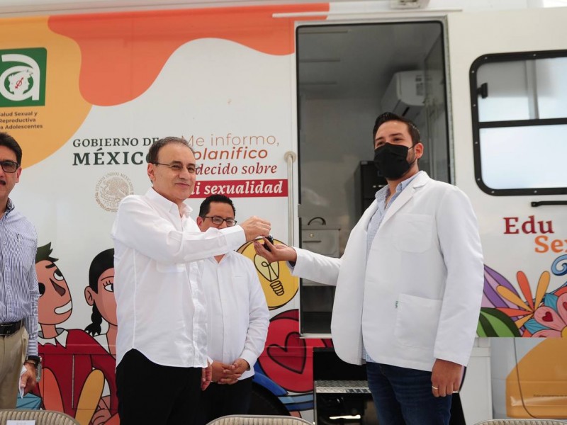 Entrega Gobernador unidad itinerante EduSex