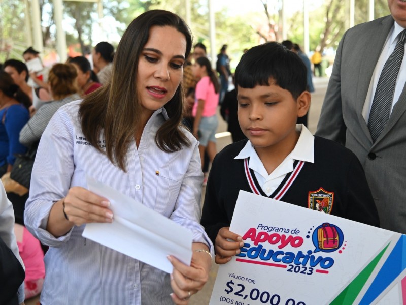 Entrega gobierno de Irapuato tarjetas para apoyar a estudiantes