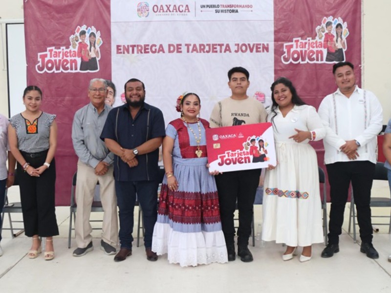 Entrega Gobierno del Estado 750 Tarjetas Joven en Juchitán de Zaragoza