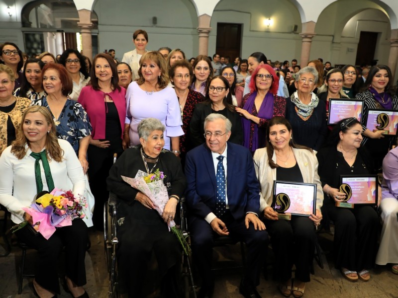 Entrega gobierno reconocimiento a mujeres Sinaloenses