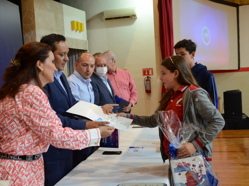 Entrega Guanajuato constancias a 