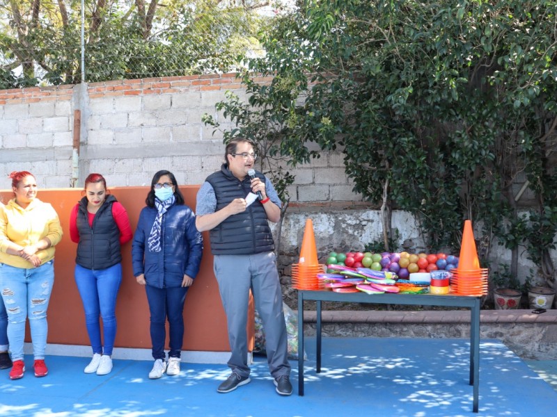 Entrega Guillermo Vega material deportivo en escuela