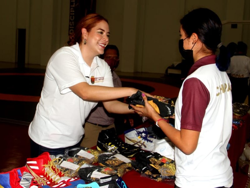 Entrega Indeporte uniformes a seleccionados chiapanecos