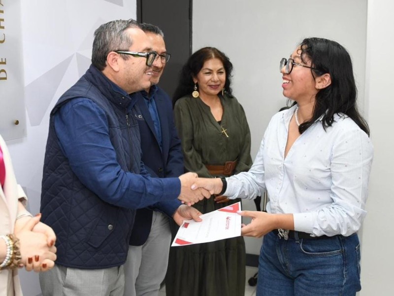Entrega iniciativa privada becas a estudiantes de la UNACH