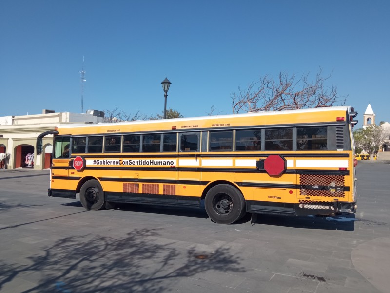 Entrega municipio camión a DIF para traslados a La Paz