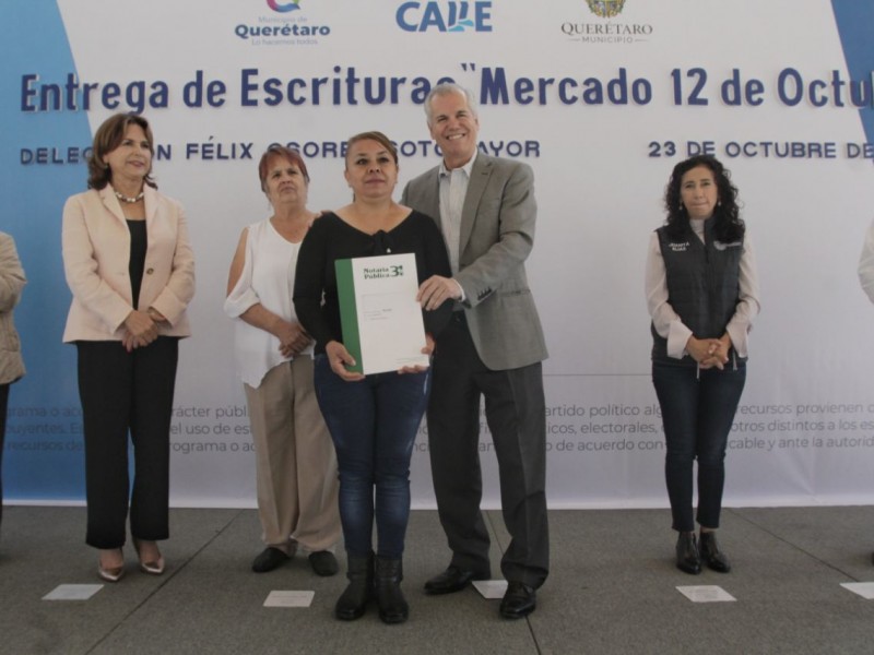 Entrega Municipio de Querétaro 40 escrituras a locatarios