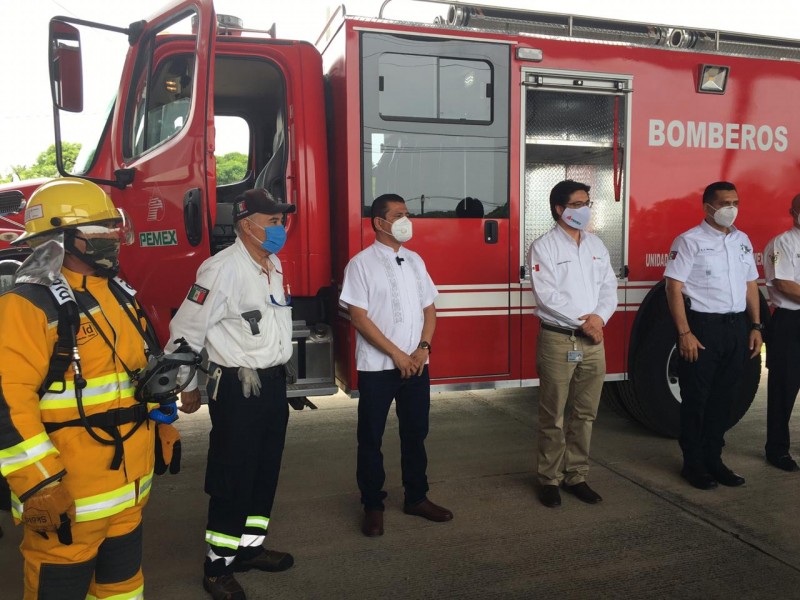 Entrega PEMEX camión a Protección Civil y Cuerpo de Bomberos