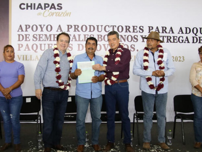 Entrega Rutilio Escandón apoyos a productores de Villaflores