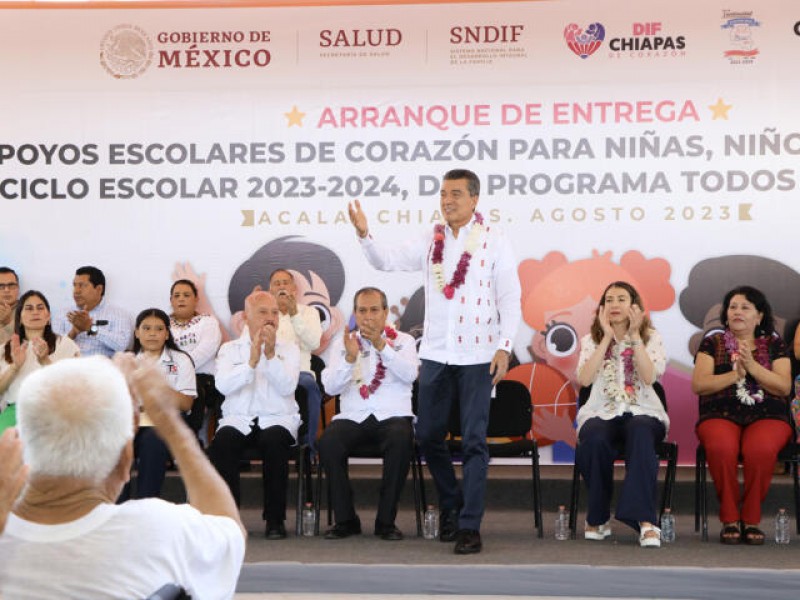 Entrega Rutilio Escandón apoyos escolares a niños, niñas y jóvenes