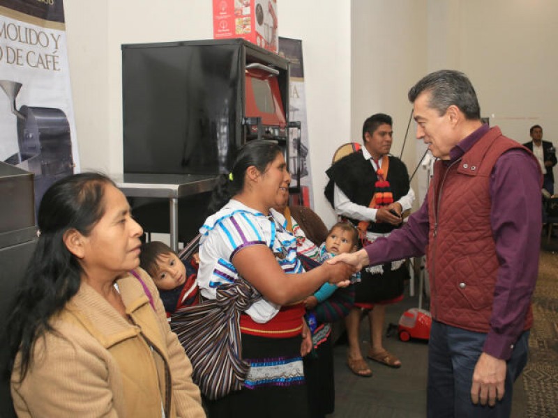 Entrega Rutilio Escandón becas y equipamientos para el autoempleo