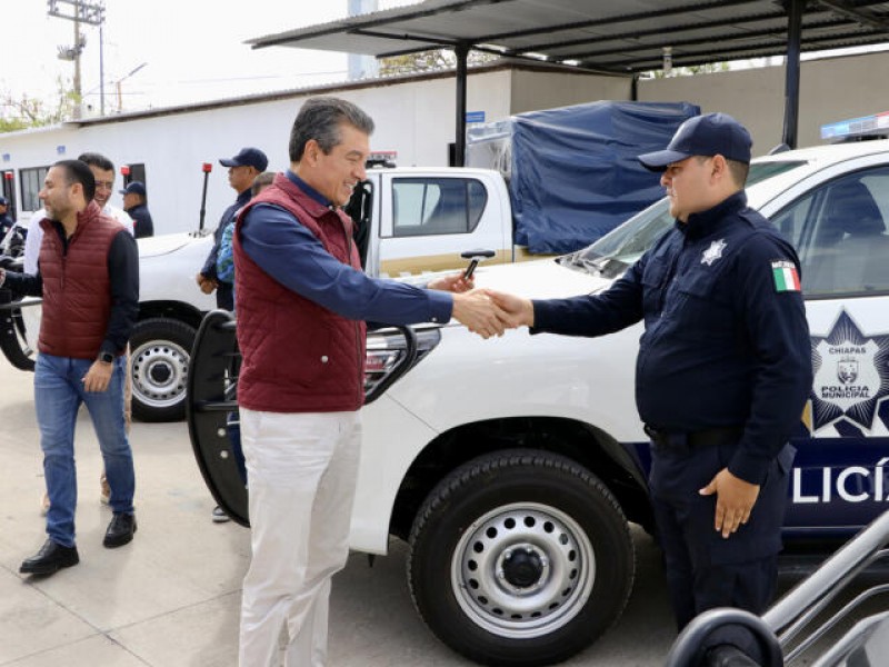 Entrega Rutilio Escandón patrullas, motopatrullas y equipamiento a policía municipal