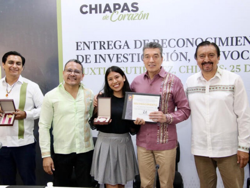 Entrega Rutilio Escandón reconocimiento al Merito Estatal de Investigación