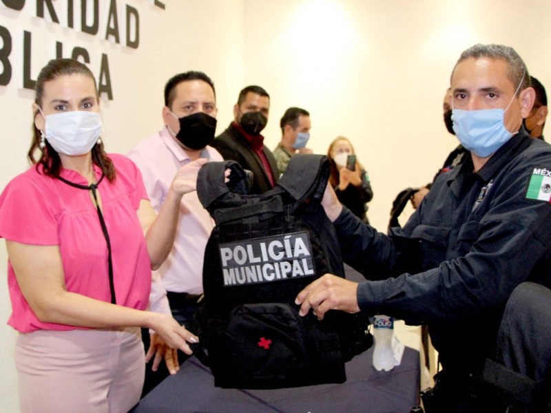 Entrega Sara Valle uniformes y equipamiento digno a policías