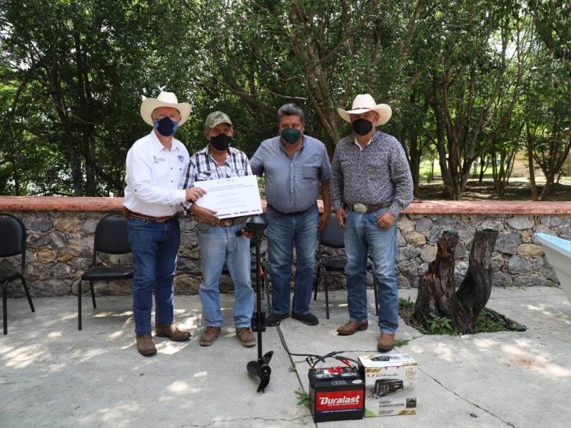 Entrega SEDEA apoyos a productores acuícolas