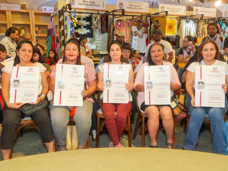 Entrega SEDECO 50 certificados “Hecho en Oaxaca” a personas artesanas y empresarios