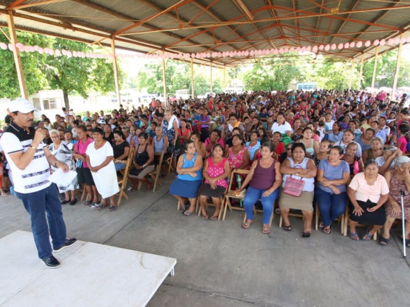 Entrega SEDESOL apoyos a mujeres