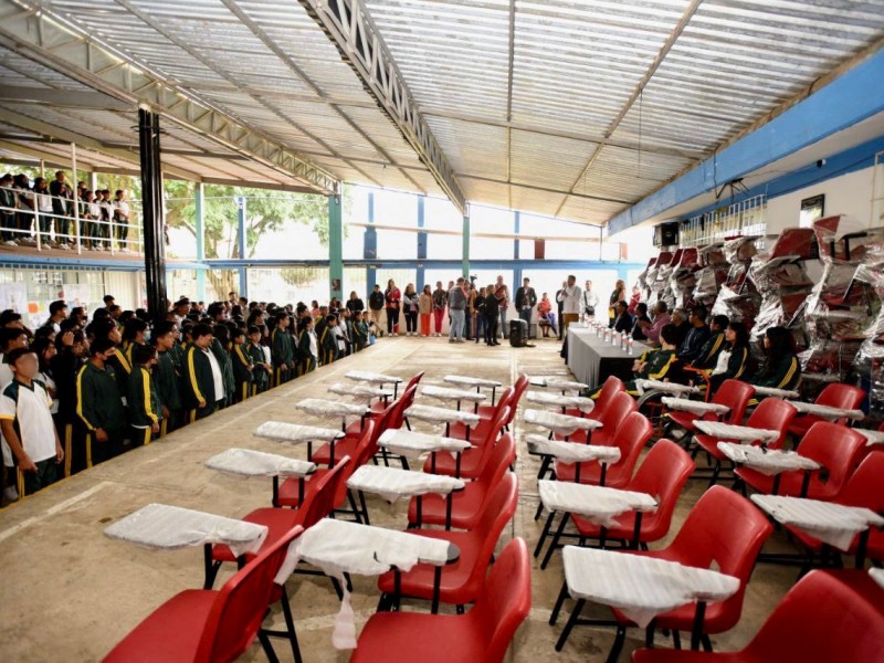 Entrega SEV pupitres a escuelas secundarias de Xalapa