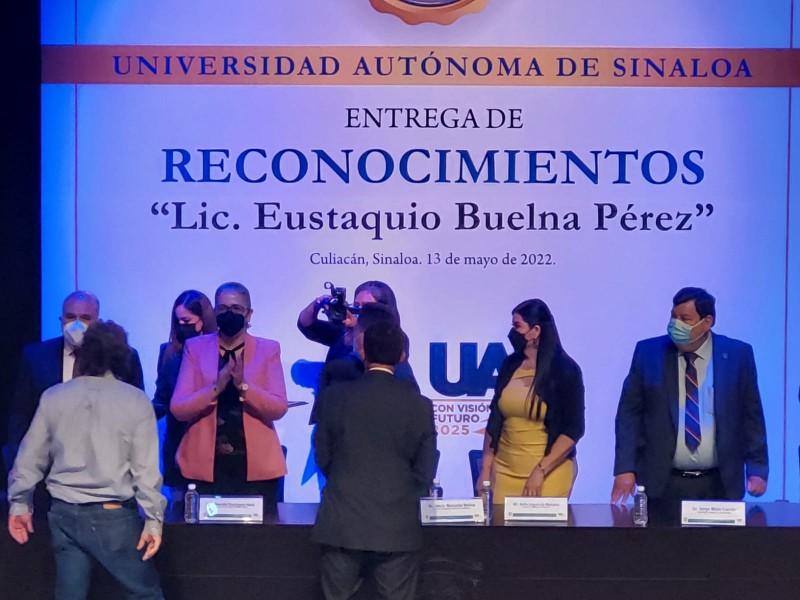 Entrega UAS reconocimientos a maestros