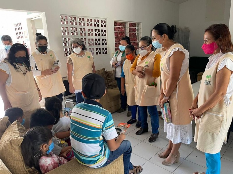 Entrega Voluntariado IMSS regalos a niños de escasos recursos