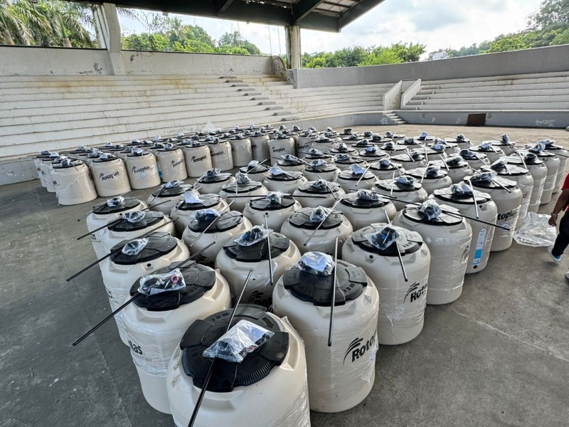 Entregan 100 tinacos a comunidades afectadas en Tuxpan Entregan 100 tinacos a comunidades afectadas en Tuxpan