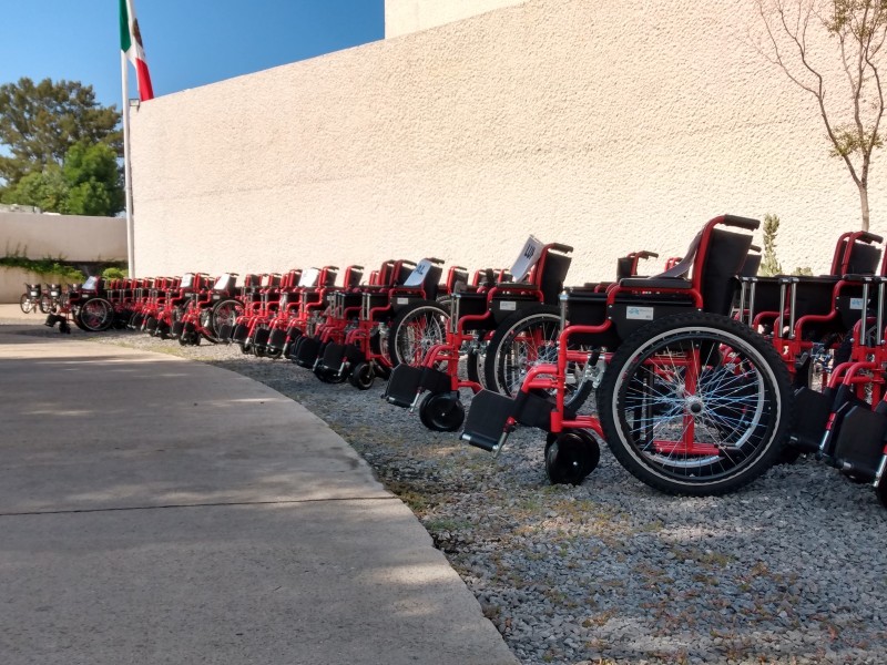 Entregan 150 sillas de ruedas en Centro Fox