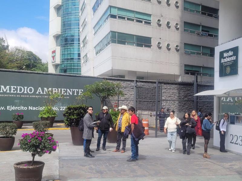 Entregan 180,000 firmas a Secretaría del Medio Ambiente contra instalación de Fermachem