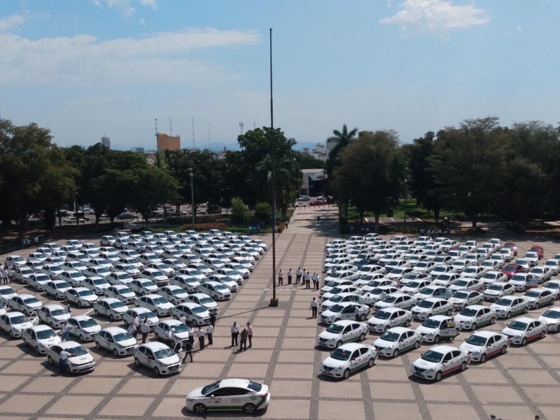 Entregan 200 taxis para modernizar el servicio en Sinaloa