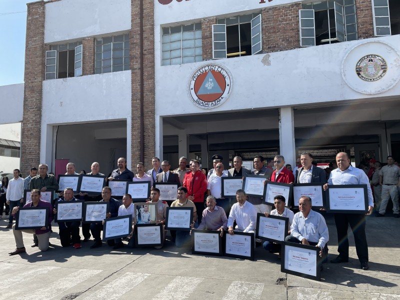 Entregan reconocimientos a elementos de Protección Civil y Bomberos