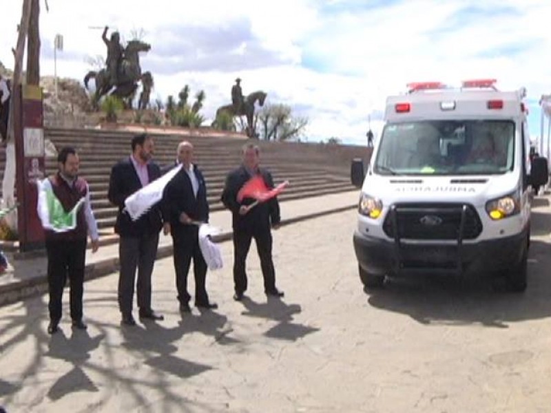 Entregan 27 ambulancias nuevas a la Remeza