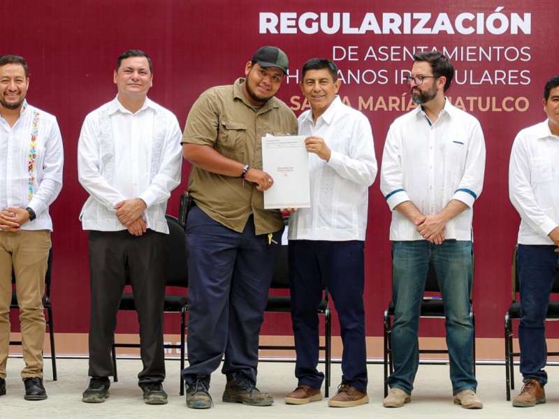 Entregan 370 escrituras a familias que vivían en asentamientos irregulares