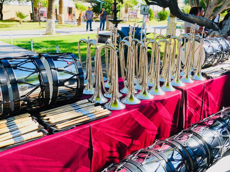 Entregan 40 instrumentos a la Banda de Guerra del CONALEP