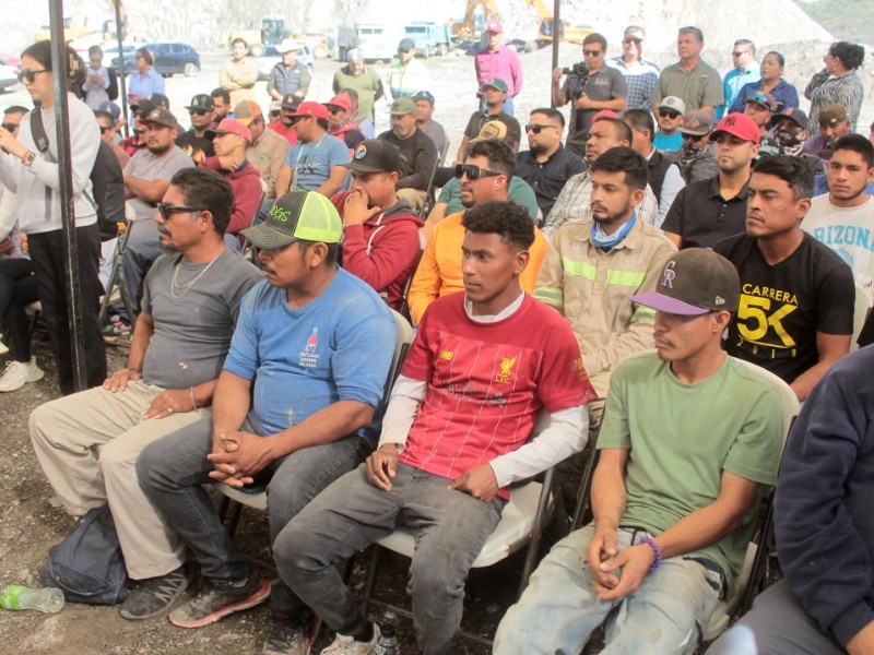 Entregan 67 uniformes a personal de Servicios Públicos