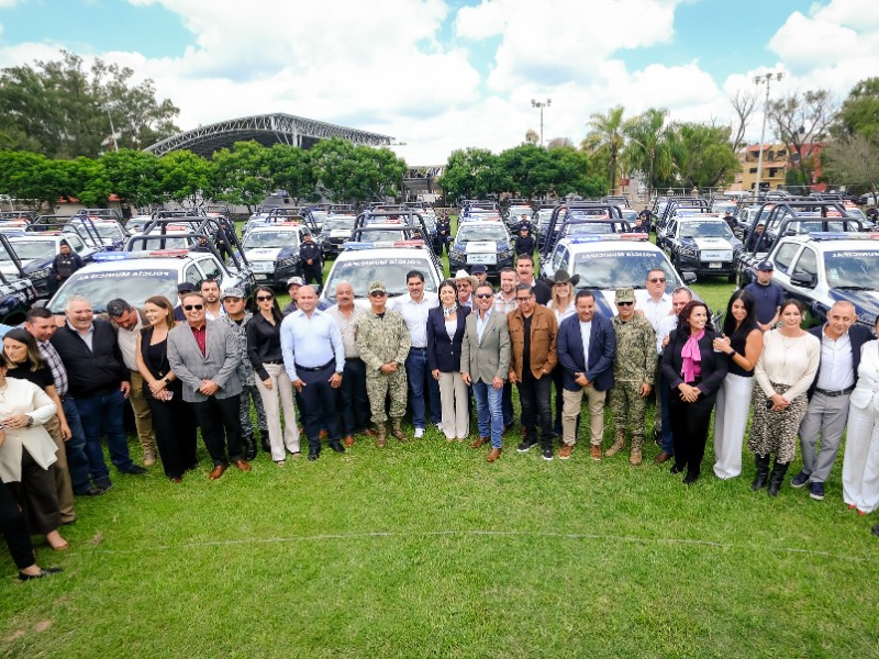 Entregan 77 patrullas policiacas a 29 municipios de los Altos