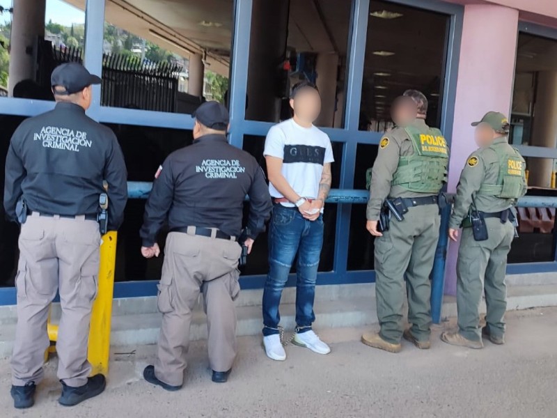 Entregan a fugitivo de México en garita de Nogales
