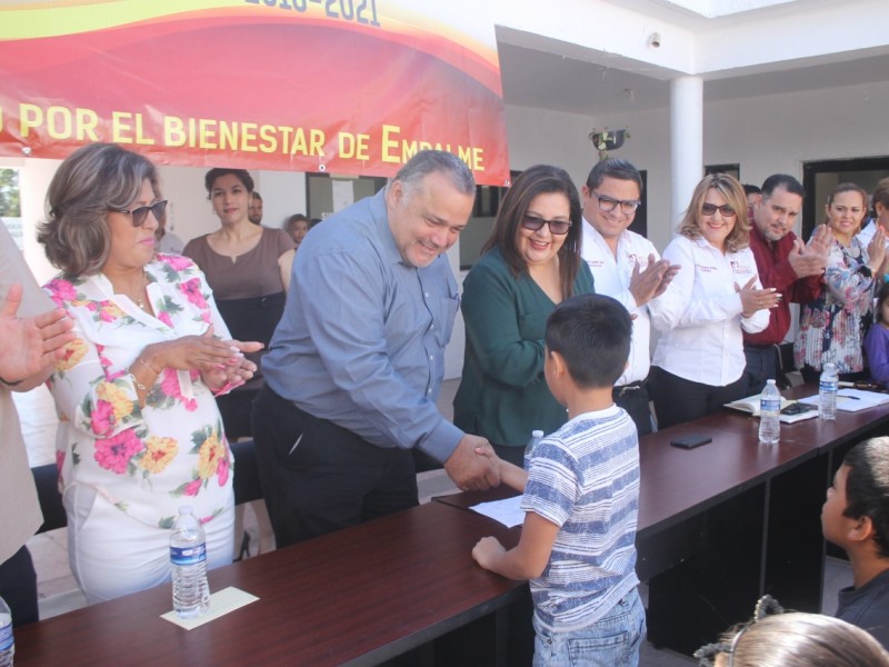 Entregan alcalde y regidores becas a estudiantes