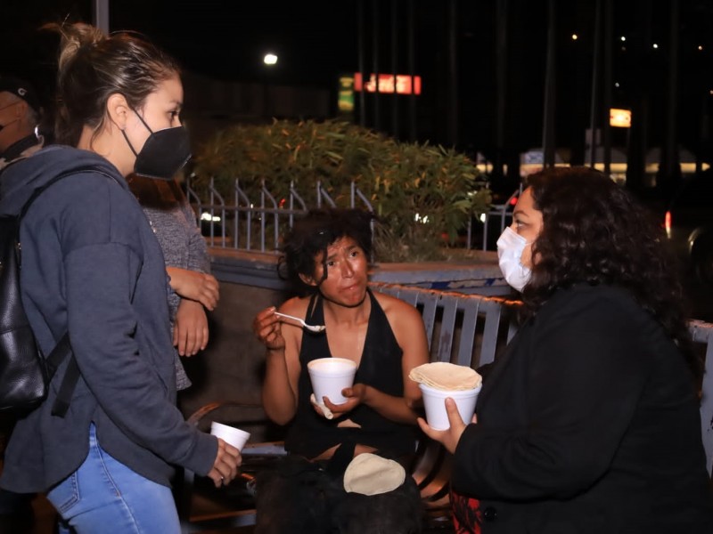 Entregan alimento y abrigo a personas en situación de calle