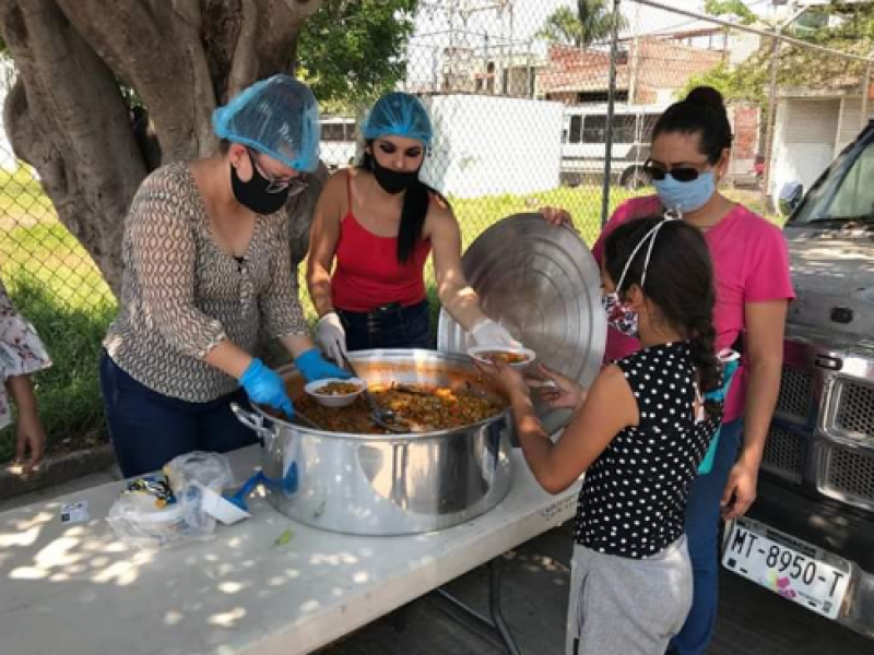 Entregan alimentos preparados a familias afectadas por contingencia.