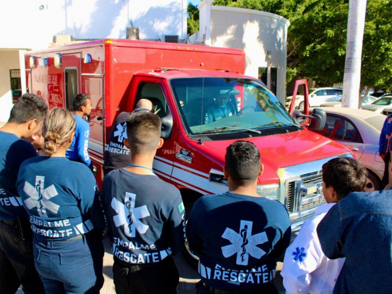 Entregan ambulancia a Comisión Nacional de Emergencias