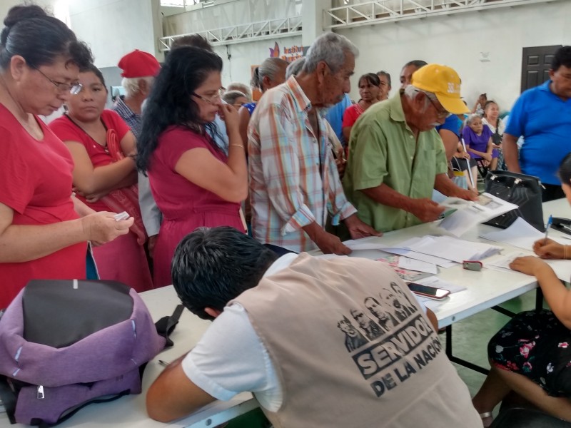 Entregan apoyo a adultos mayores en Salina Cruz