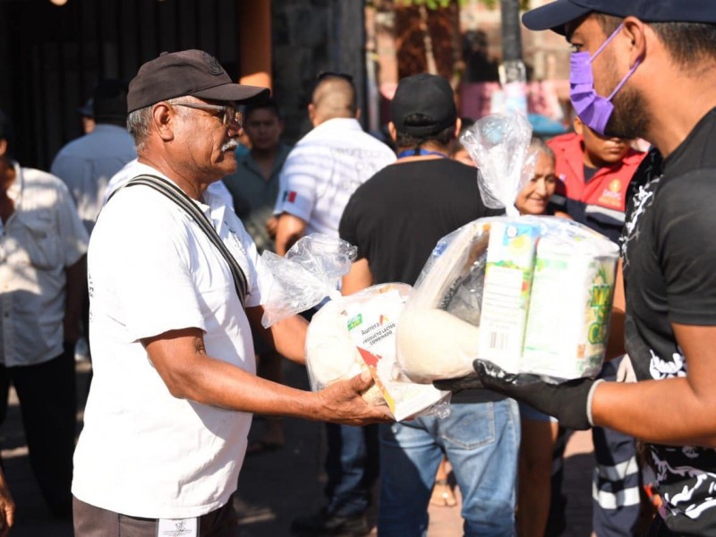 Entregan apoyo alimentario a afectados de Zihuatanejo