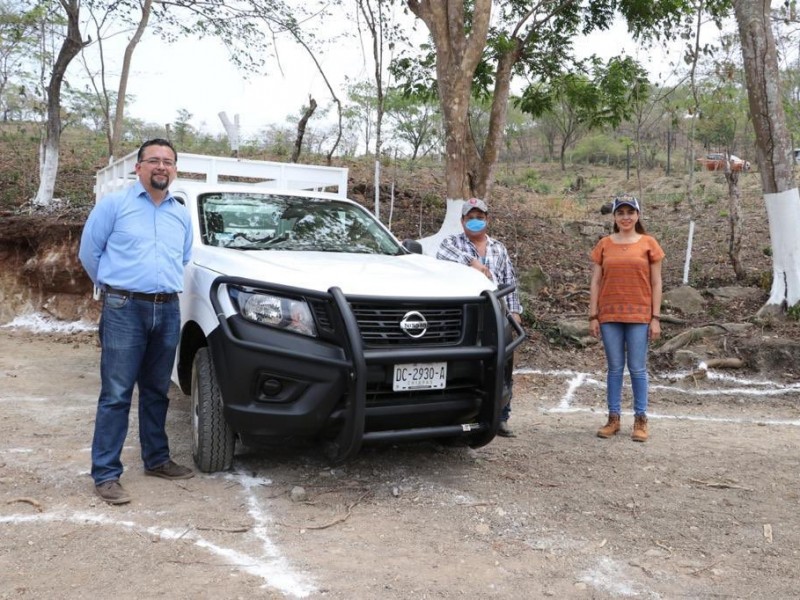 Entregan apoyos a agricultores de Berriozabal