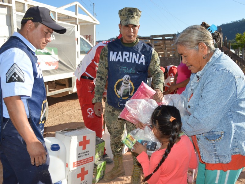 Entregan apoyos a damnificados por Roslyn en Huajicori