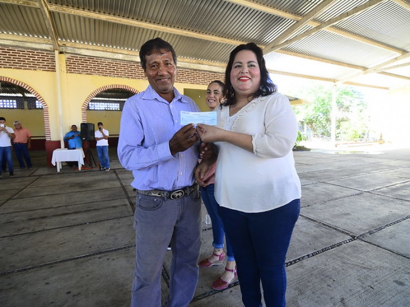 Entregan apoyos a familias afectadas por tormenta 'Narda'