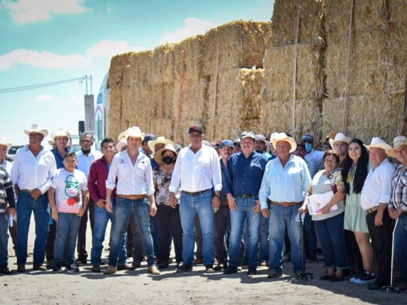 Entregan apoyos a ganaderos de El Fuerte